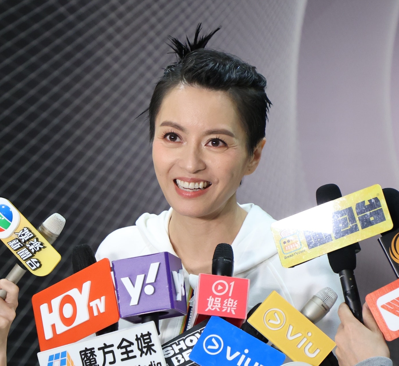 被狠批衣丑唱功差　梁咏琪大气回应