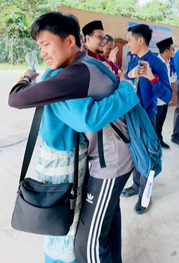 视频 |“把握好SPM考试改善生活”老师当孩子疼爱 令男学生爆哭