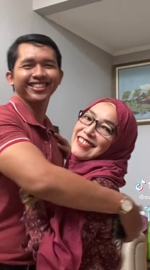 视频|公婆孩子认可 “丈夫不介意我大他18岁”