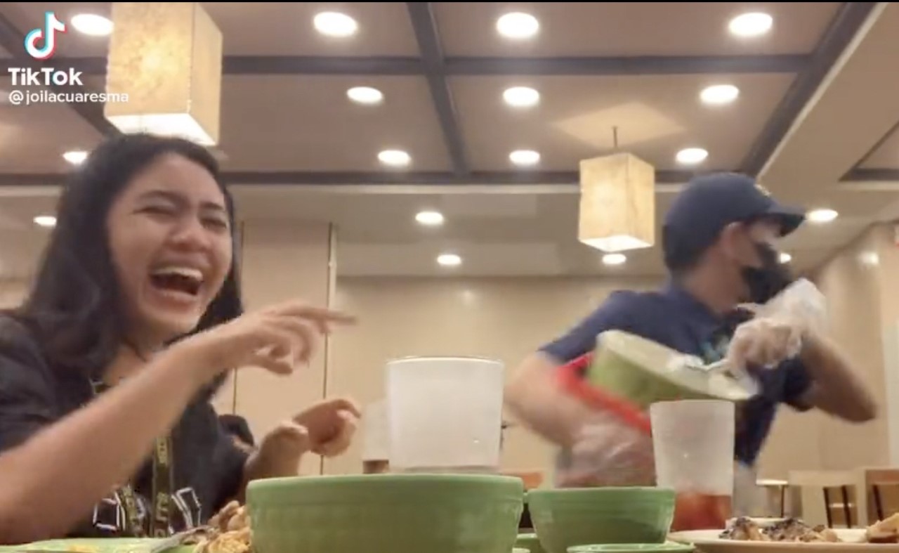 视频|见女生玩延时摄影乱入配合 侍应生滑稽动作逗乐网民