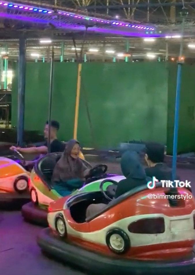 视频|陪孙玩碰碰车展技术 网赞阿嬷“车神”!