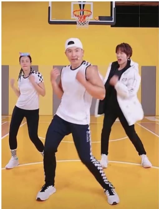 言承旭也跳健身操 登刘畊宏直播脱剩背心