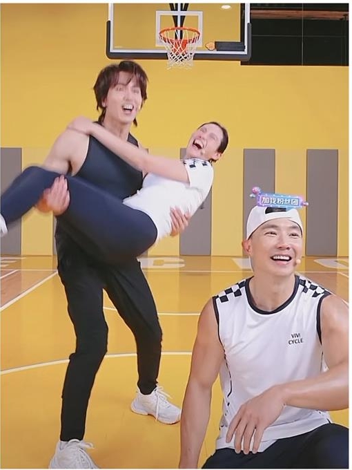 言承旭也跳健身操 登刘畊宏直播脱剩背心