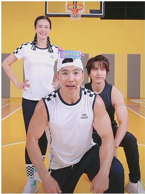 言承旭也跳健身操 登刘畊宏直播脱剩背心