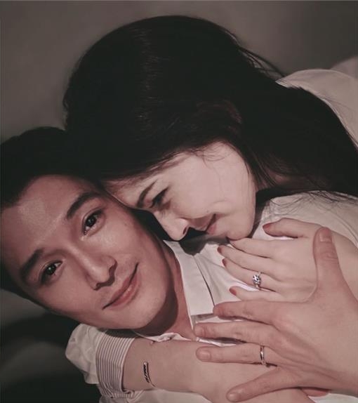 许玮甯低胸诱惑 邱泽背后环抱宣示主权