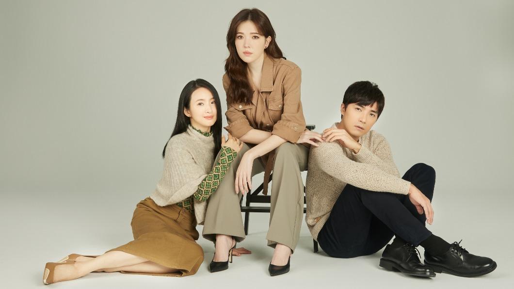 许玮甯低胸诱惑 邱泽背后环抱宣示主权