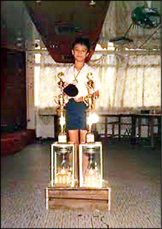 误打误撞进演艺圈 谢佳见笑侃 :真莫名其妙的人生