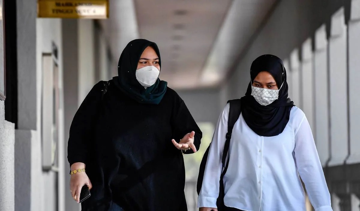 贝拉受虐案|女被告又迟到 法官大怒:“哪有法官等被告!”