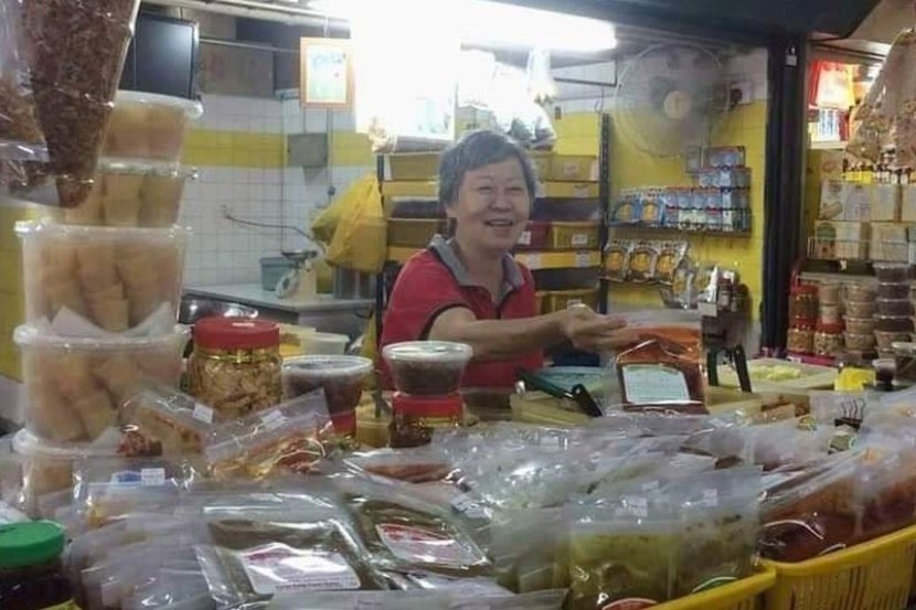 赞华裔女小贩培育2硕士孩子 马来女子：“受益良多”！