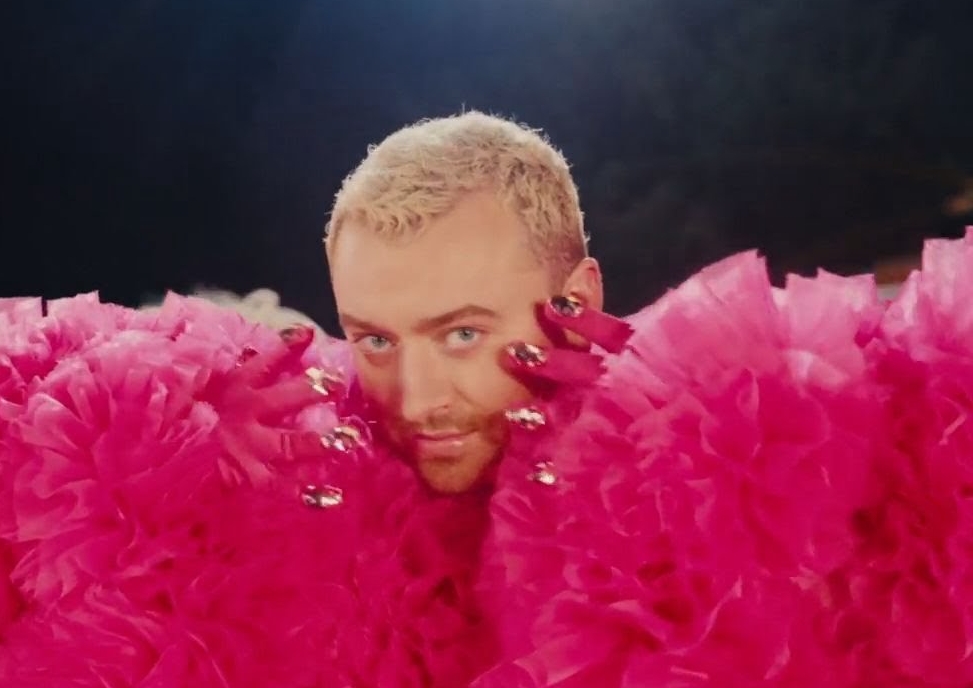 走过被当街辱骂吐口水 森史密夫穿马甲做自己