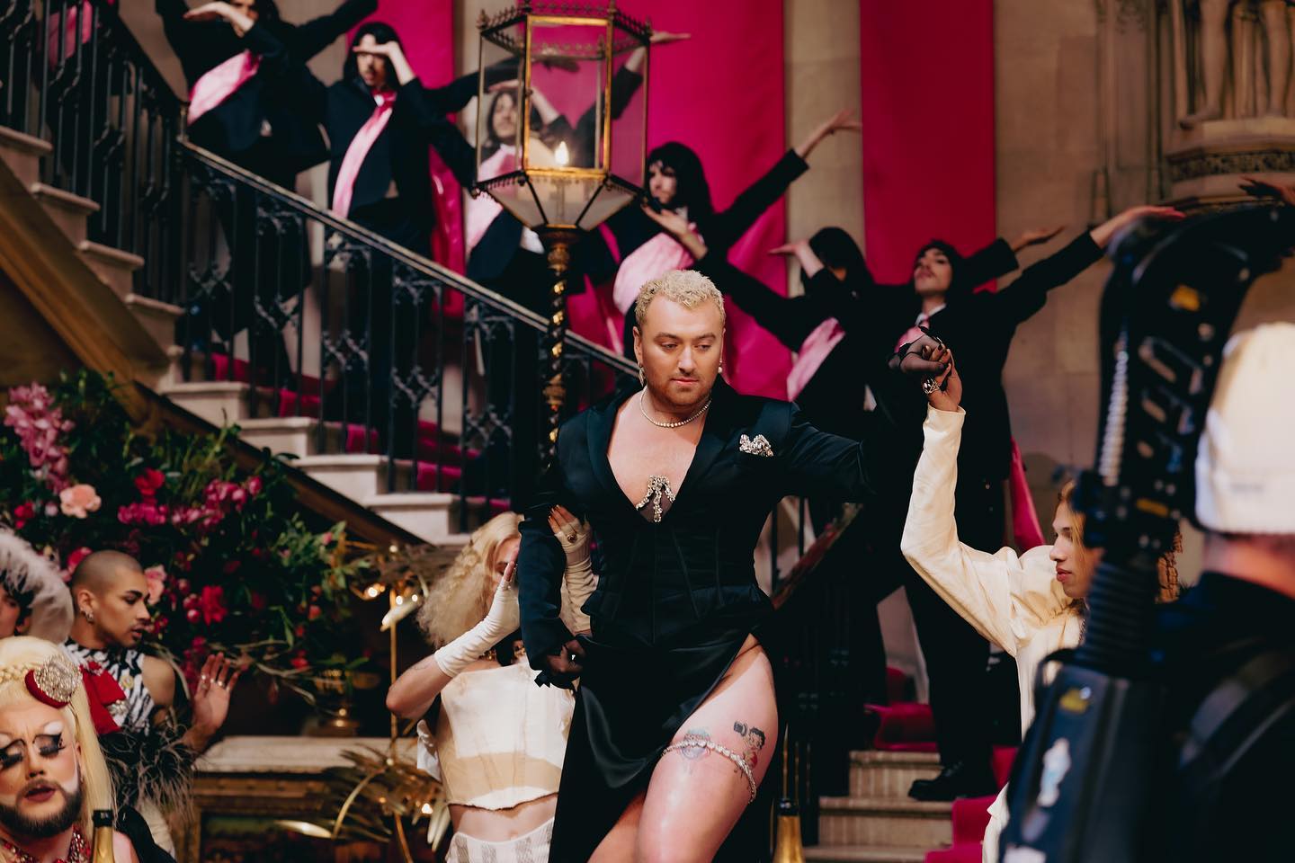 走过被当街辱骂吐口水 森史密夫穿马甲做自己