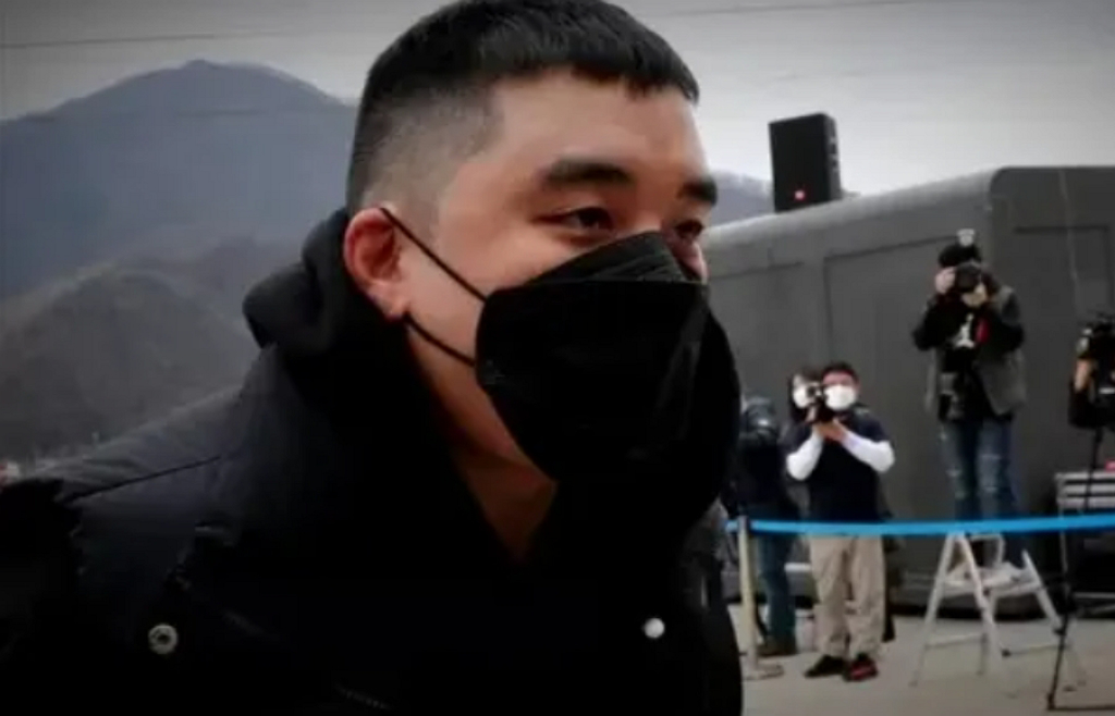 躲过韩媒镜头 胜利今刑满出狱