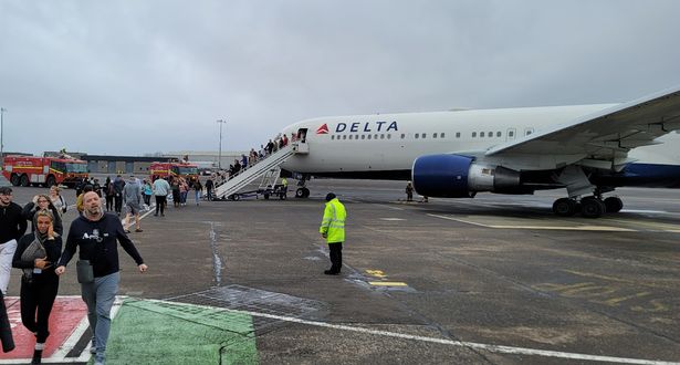 达美航空飞纽约航班机翼起火 紧急迫降苏格兰