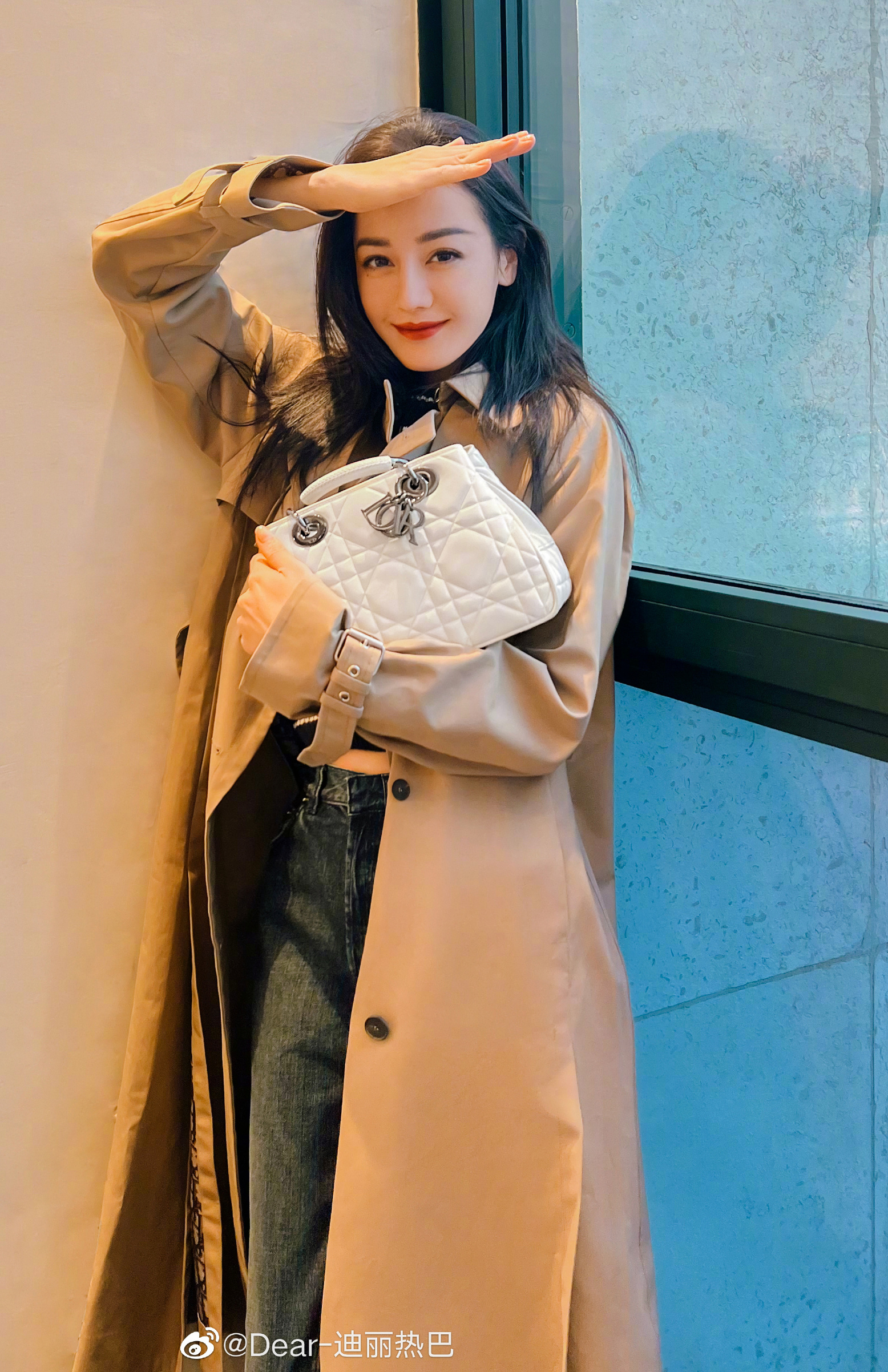 迪丽热巴疯传怀孕后现身  无修图身材掀热议