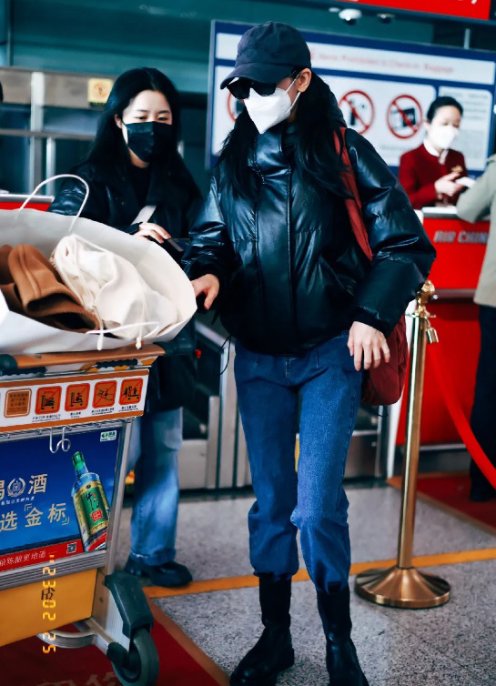 迪丽热巴疯传怀孕后现身  无修图身材掀热议