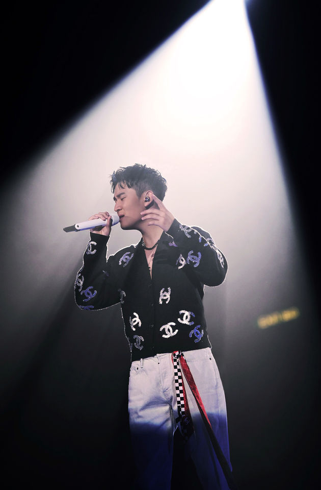 选唱陈奕迅《淘汰》 周兴哲被邓紫棋亏爆