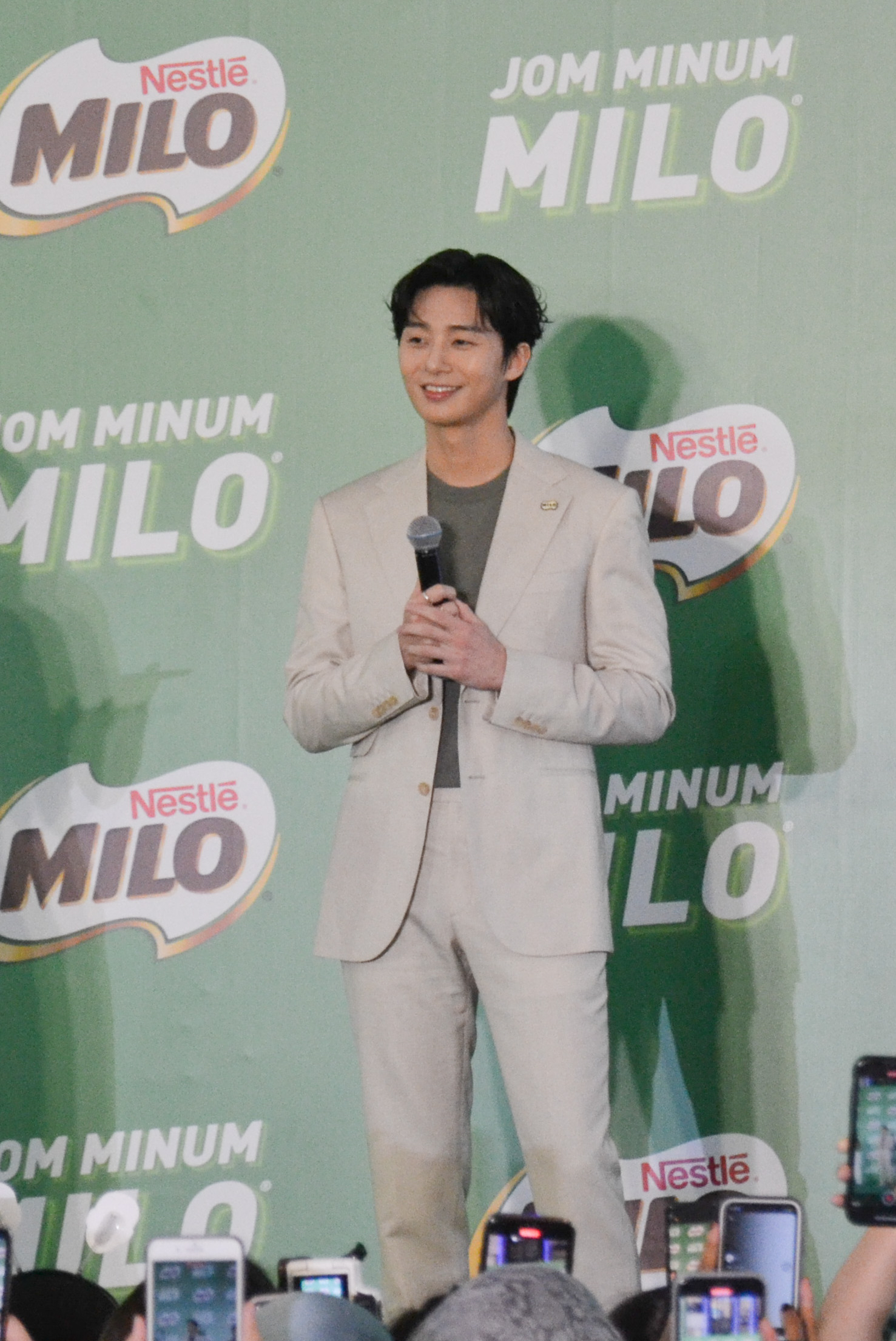 逾千粉丝站满4层楼 朴叙俊懵笑:好壮观!