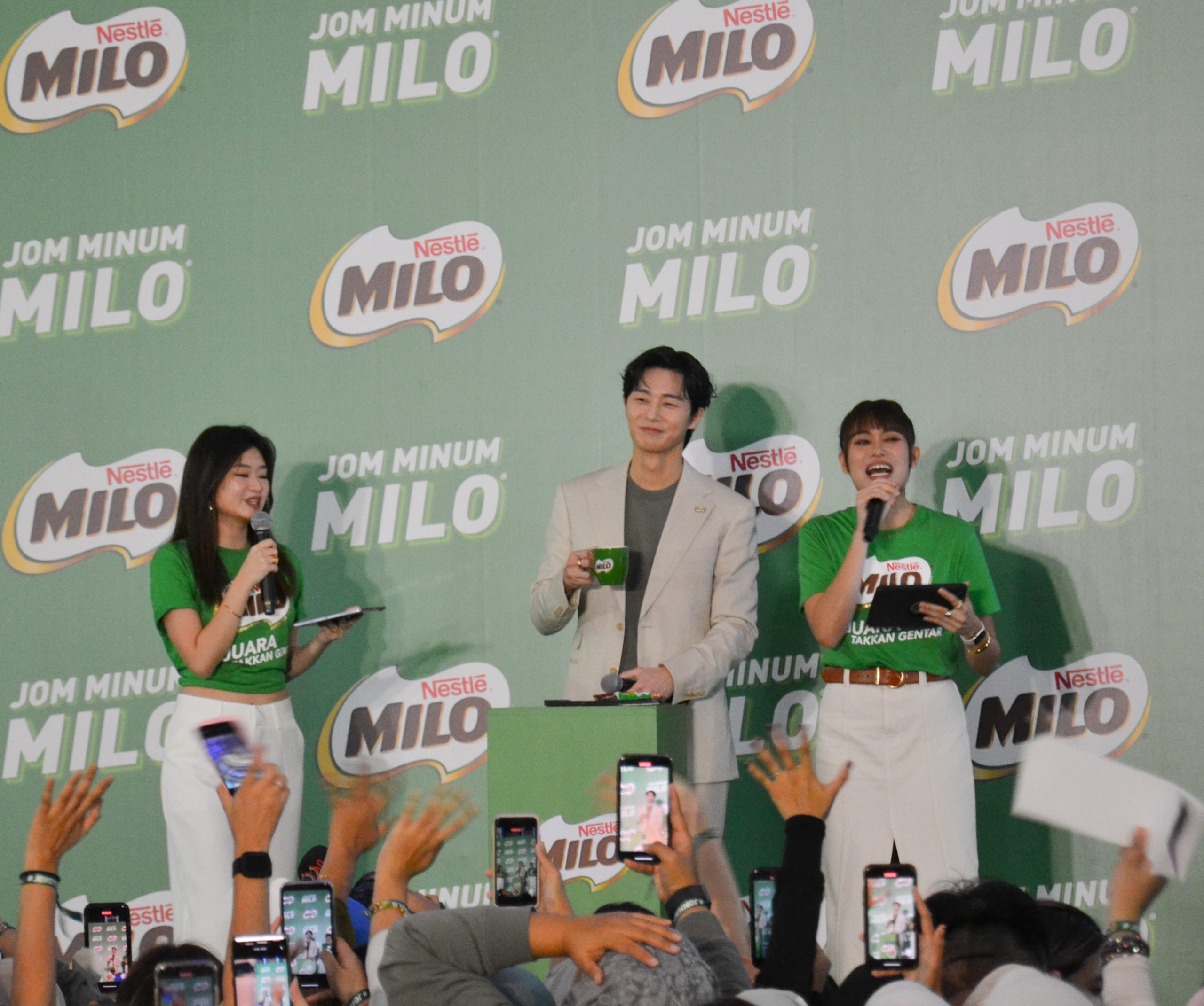 逾千粉丝站满4层楼 朴叙俊懵笑:好壮观!