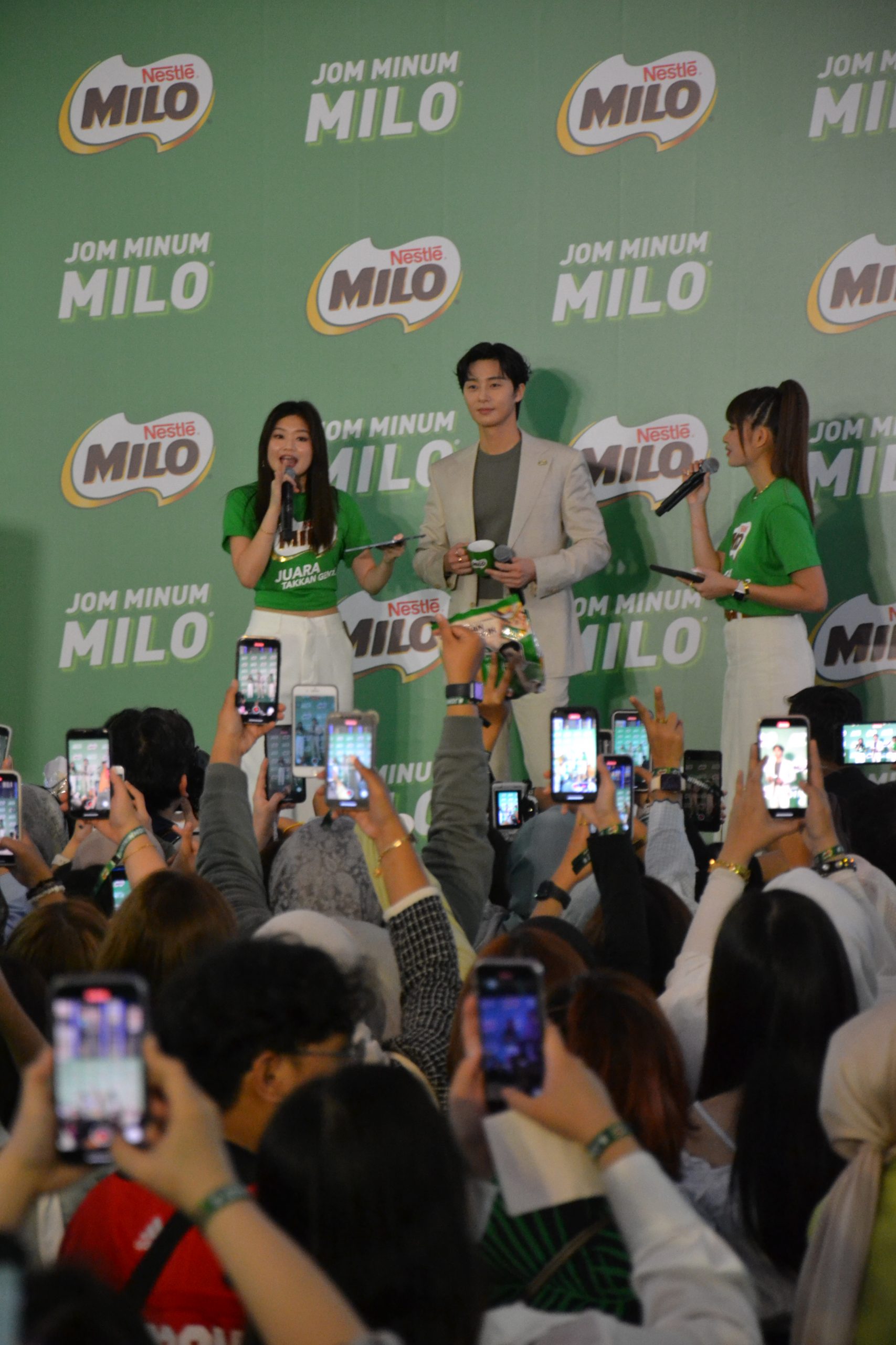 逾千粉丝站满4层楼 朴叙俊懵笑:好壮观!