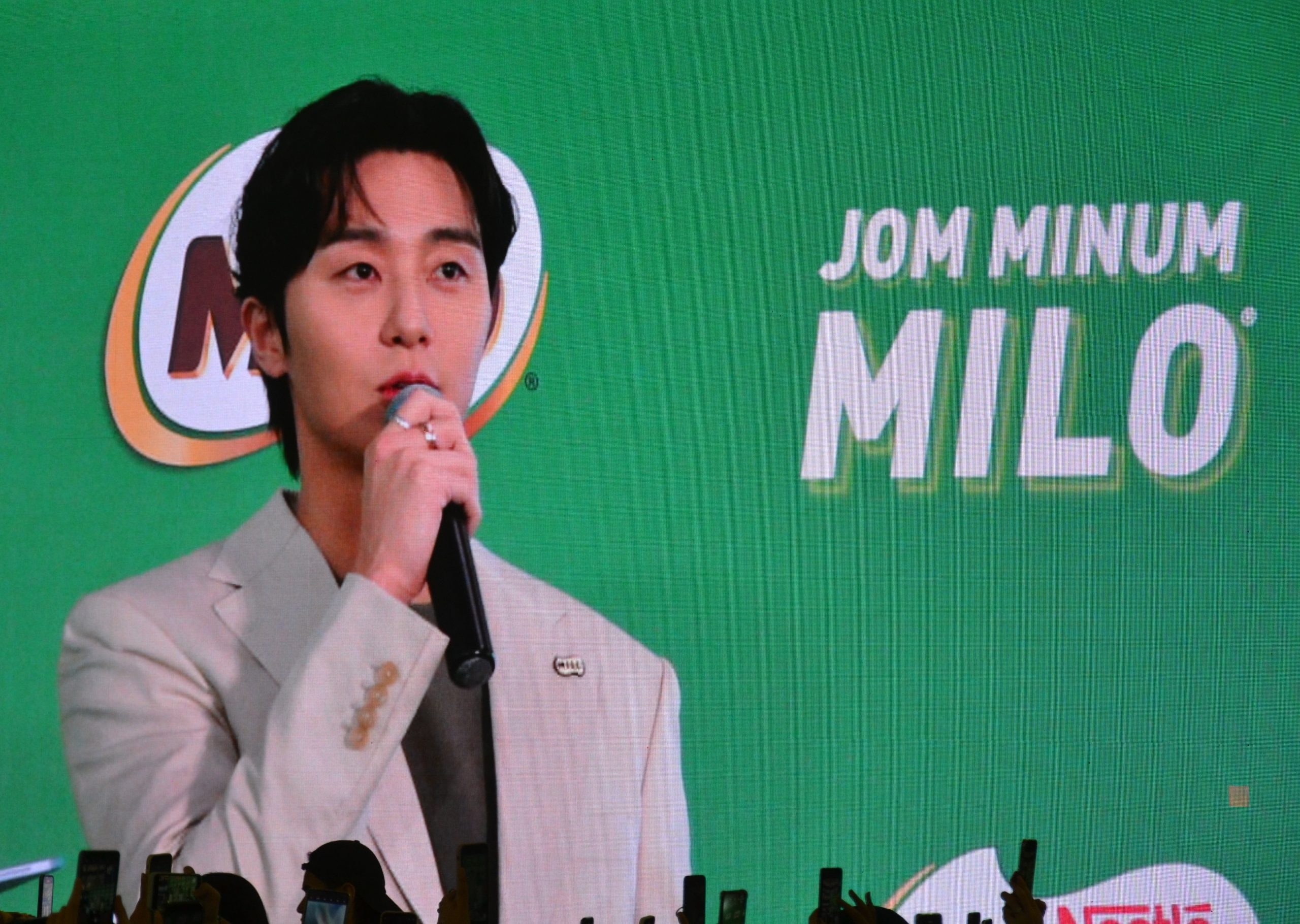 逾千粉丝站满4层楼 朴叙俊懵笑:好壮观!