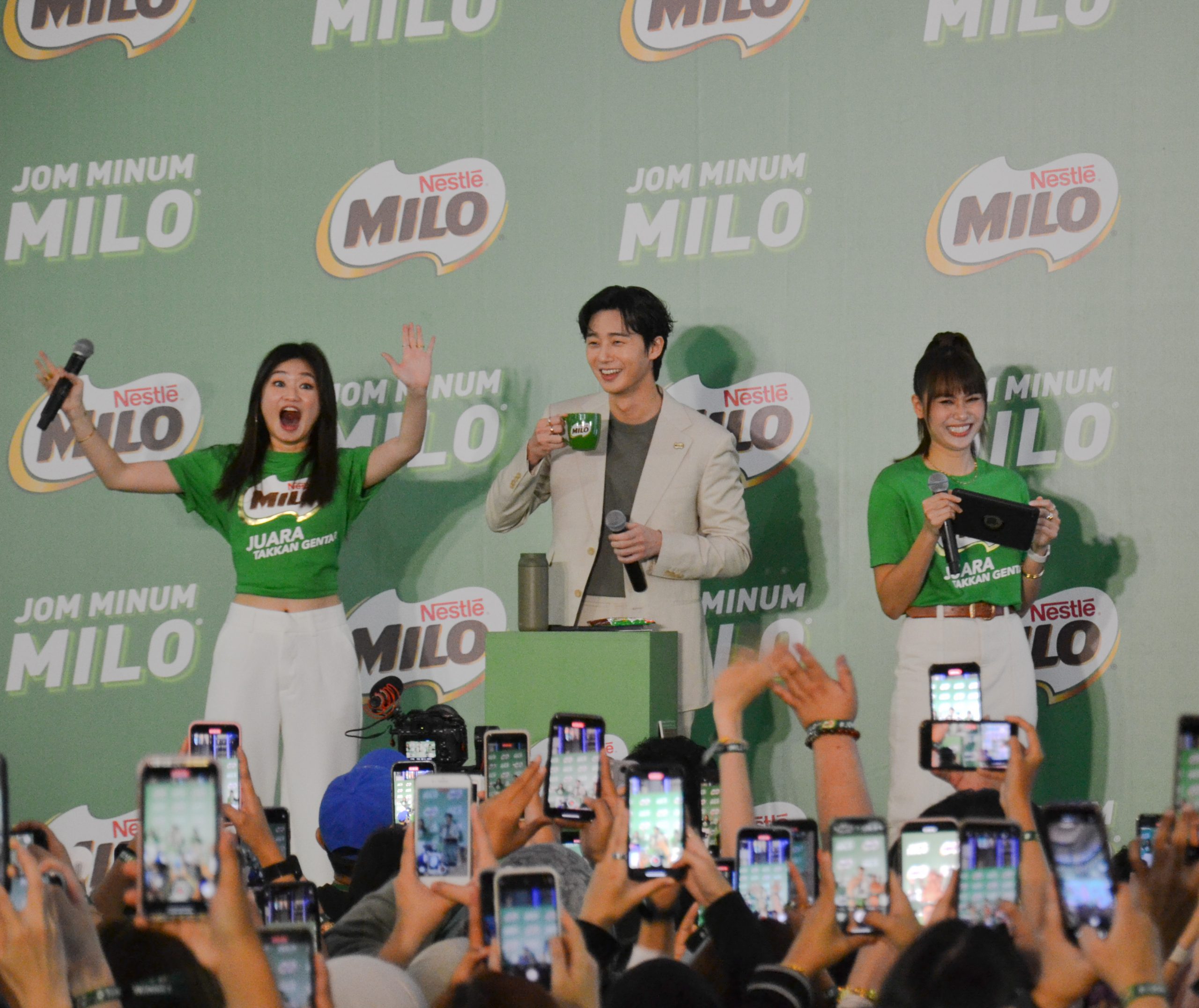 逾千粉丝站满4层楼 朴叙俊懵笑:好壮观!