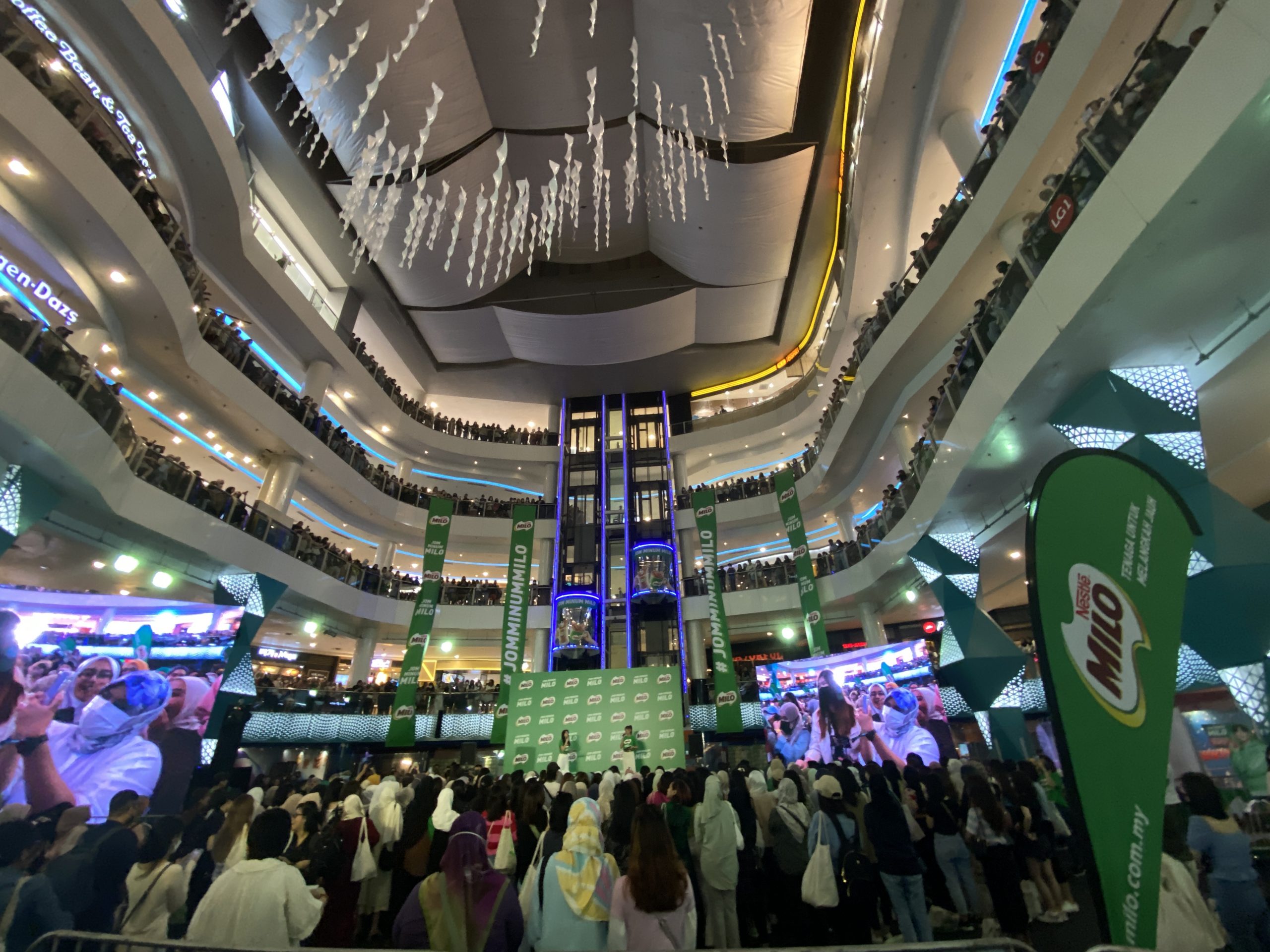 逾千粉丝站满4层楼 朴叙俊懵笑:好壮观!