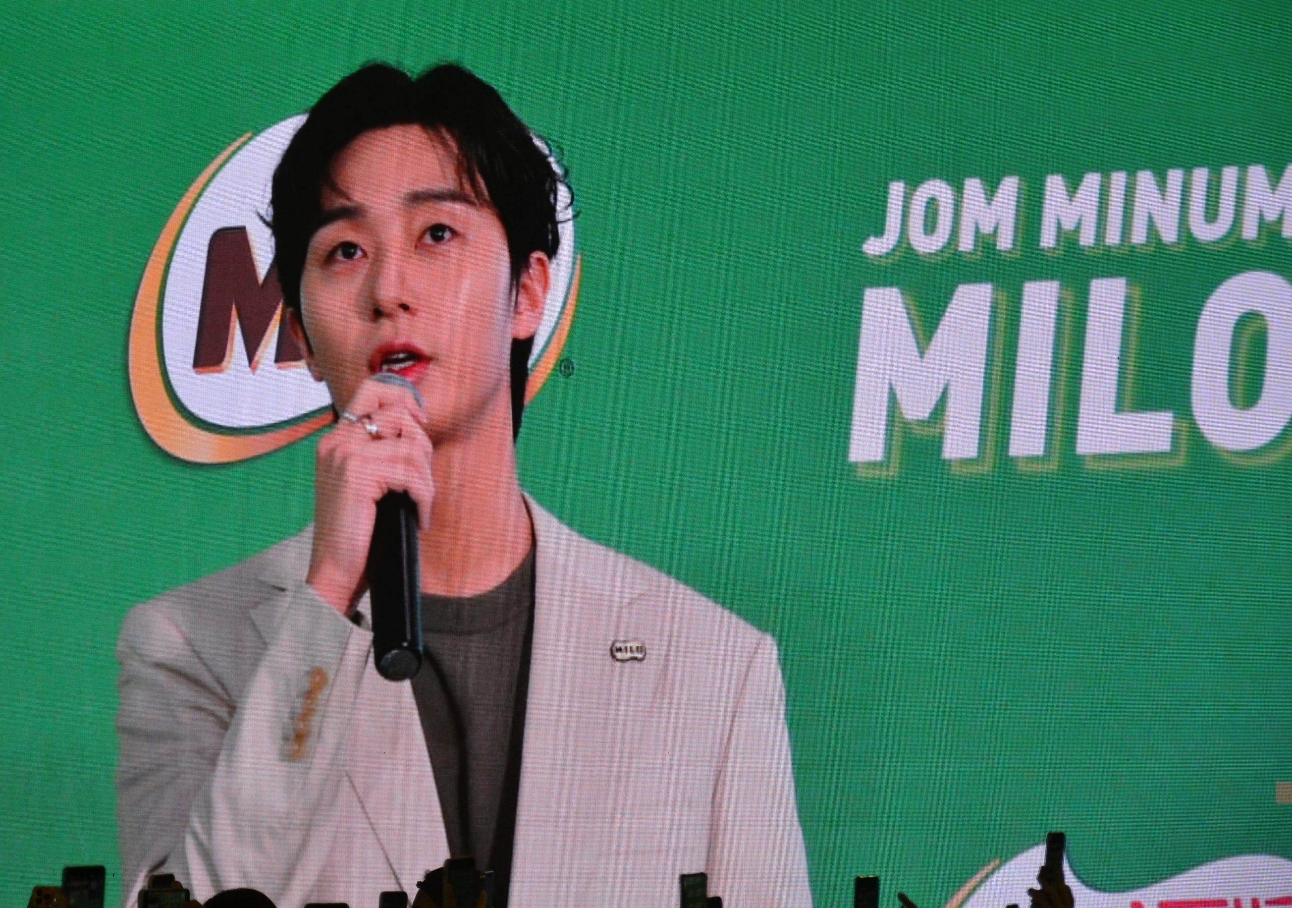 逾千粉丝站满4层楼 朴叙俊懵笑:好壮观!