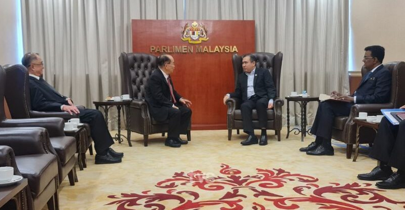 道格拉斯会见陆兆福