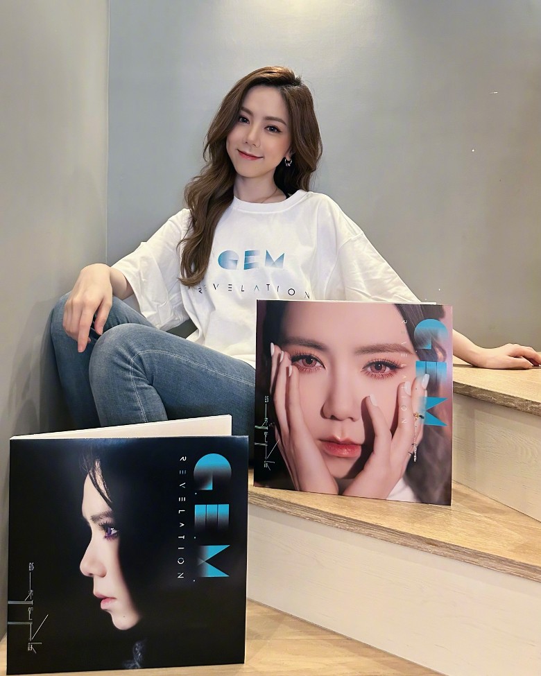 邓紫棋又传变脸  网亏“胶样”