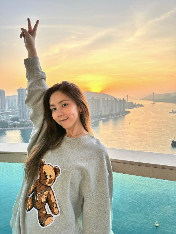 邓紫棋又传变脸  网亏“胶样”