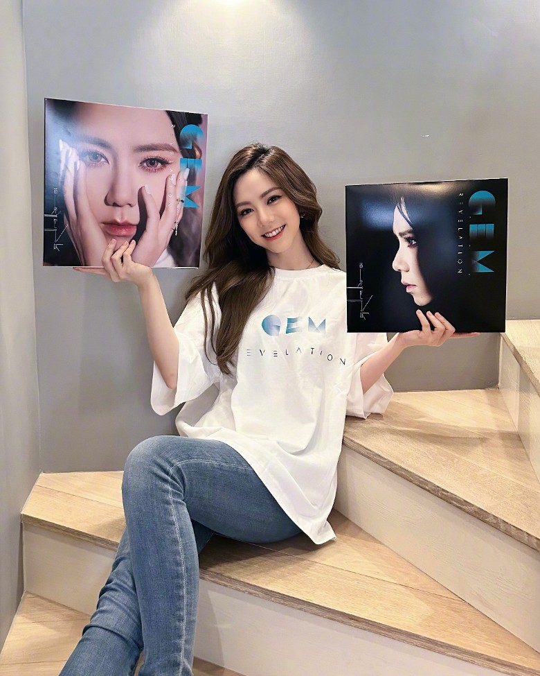 邓紫棋又传变脸  网亏“胶样”