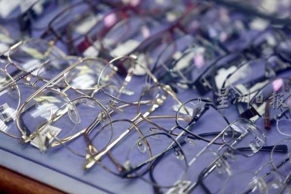 配上合适眼镜,老眼不再昏花