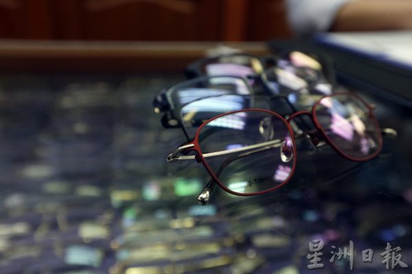 配上合适眼镜,老眼不再昏花