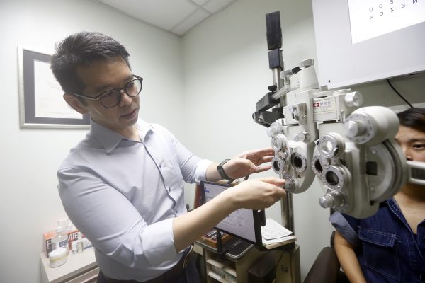 配上合适眼镜,老眼不再昏花