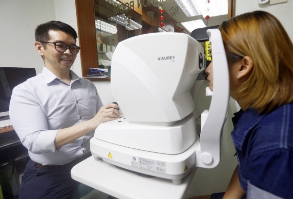 配上合适眼镜,老眼不再昏花