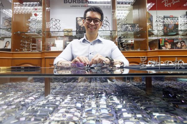 配上合适眼镜,老眼不再昏花