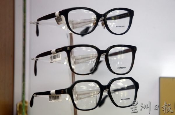 配上合适眼镜,老眼不再昏花