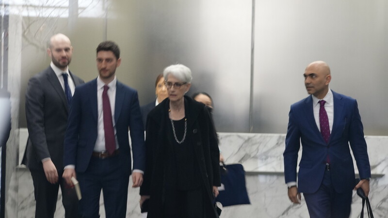 配头两图)吴钊燮顾立雄出席台美国安会谈