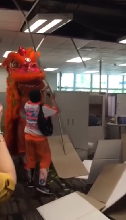 采青用力过猛天花板也被扯下!舞狮敬业 继续表演