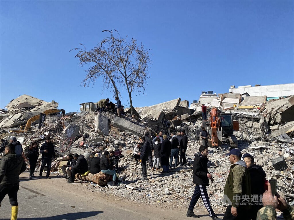 重机械入灾场开挖 台搜救队12日撤离