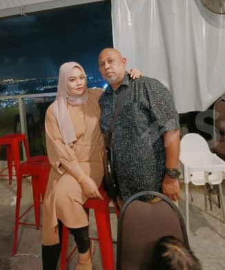 门前白米洒满地 女商人：“以为被施降差点晕厥”