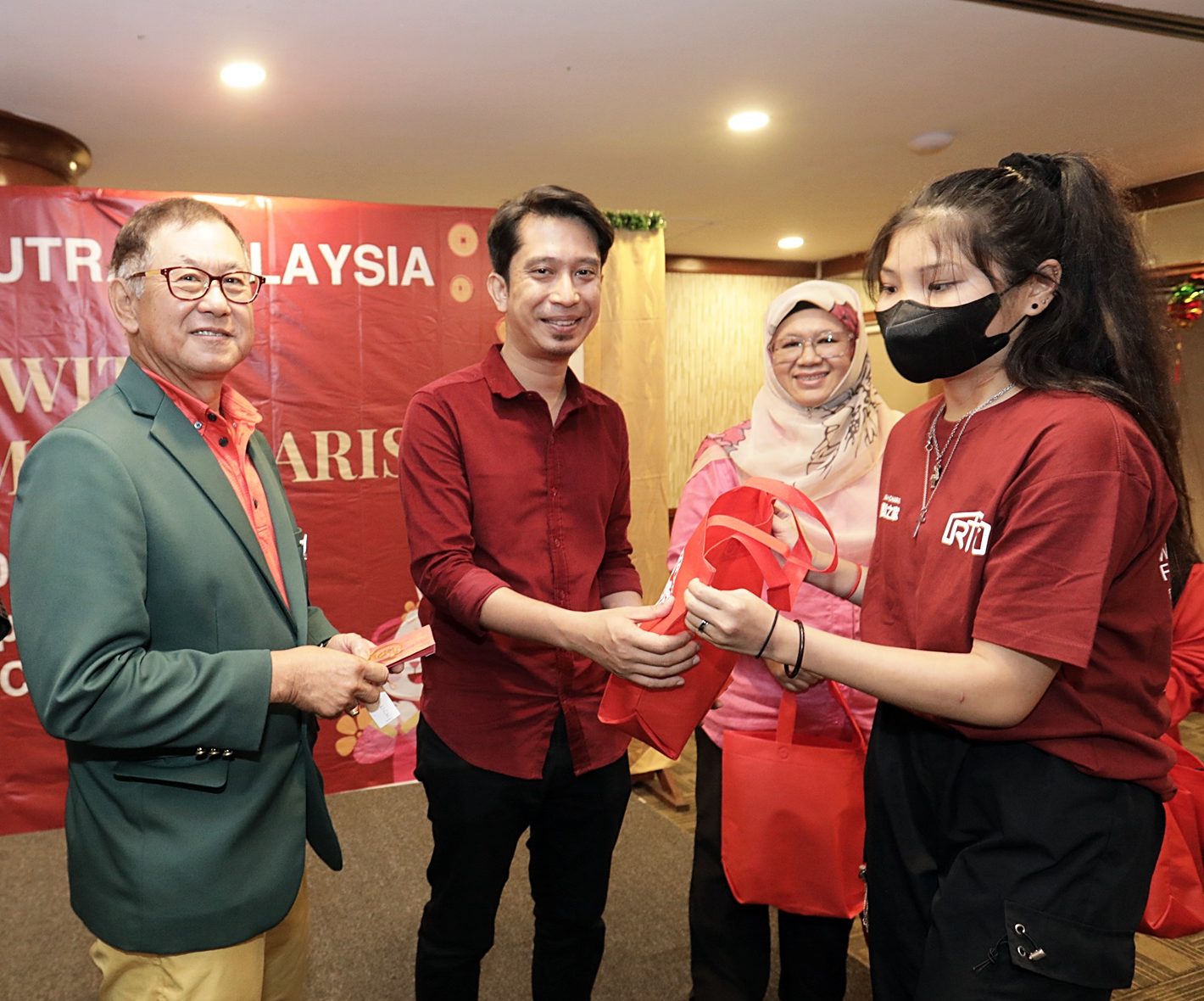 阿当阿里与孤儿共进午宴