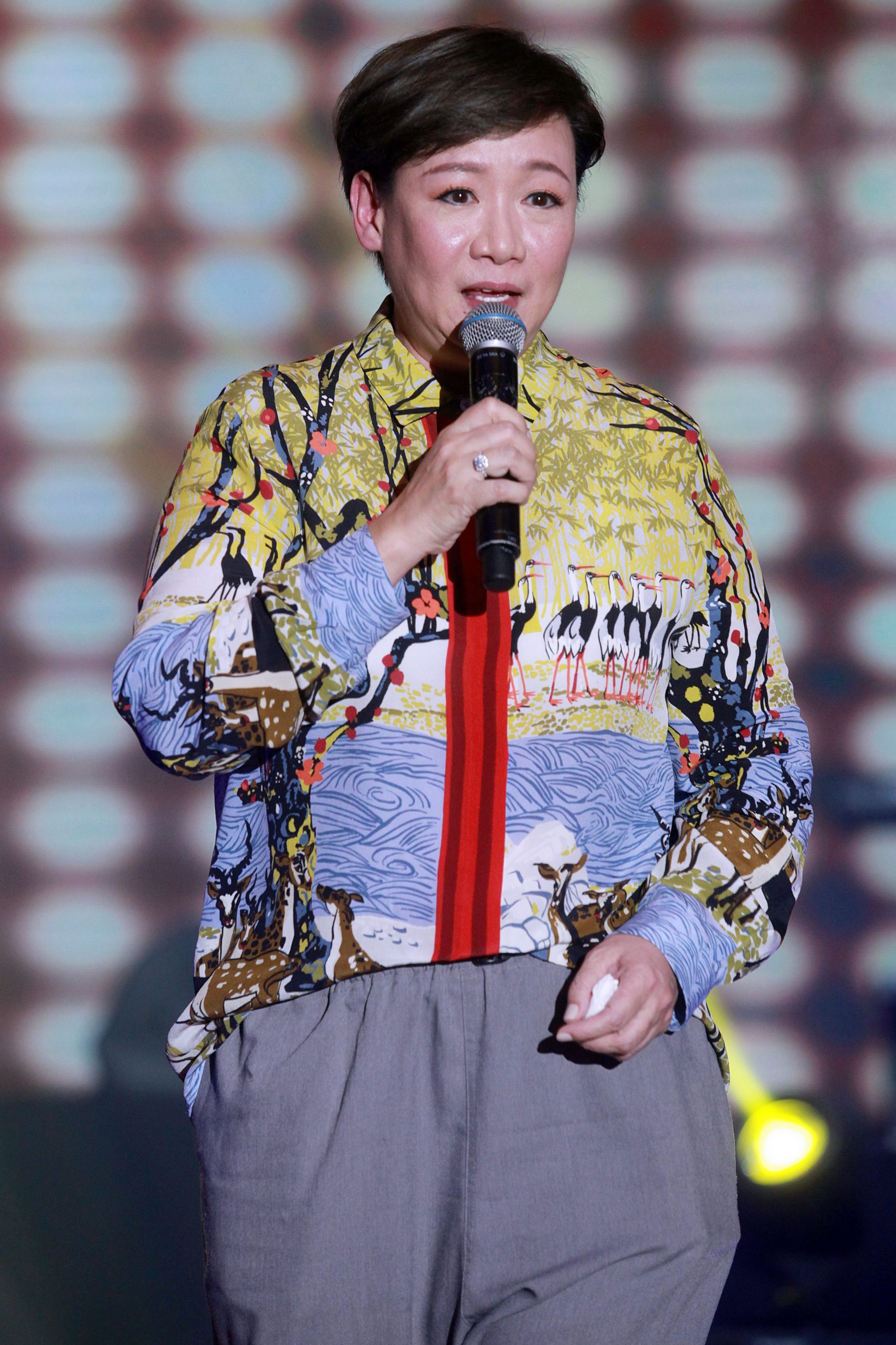 阿灿《笑KING唱》慈善演出唱到“没气” 杨紫琼妈妈献唱1曲筹得10万