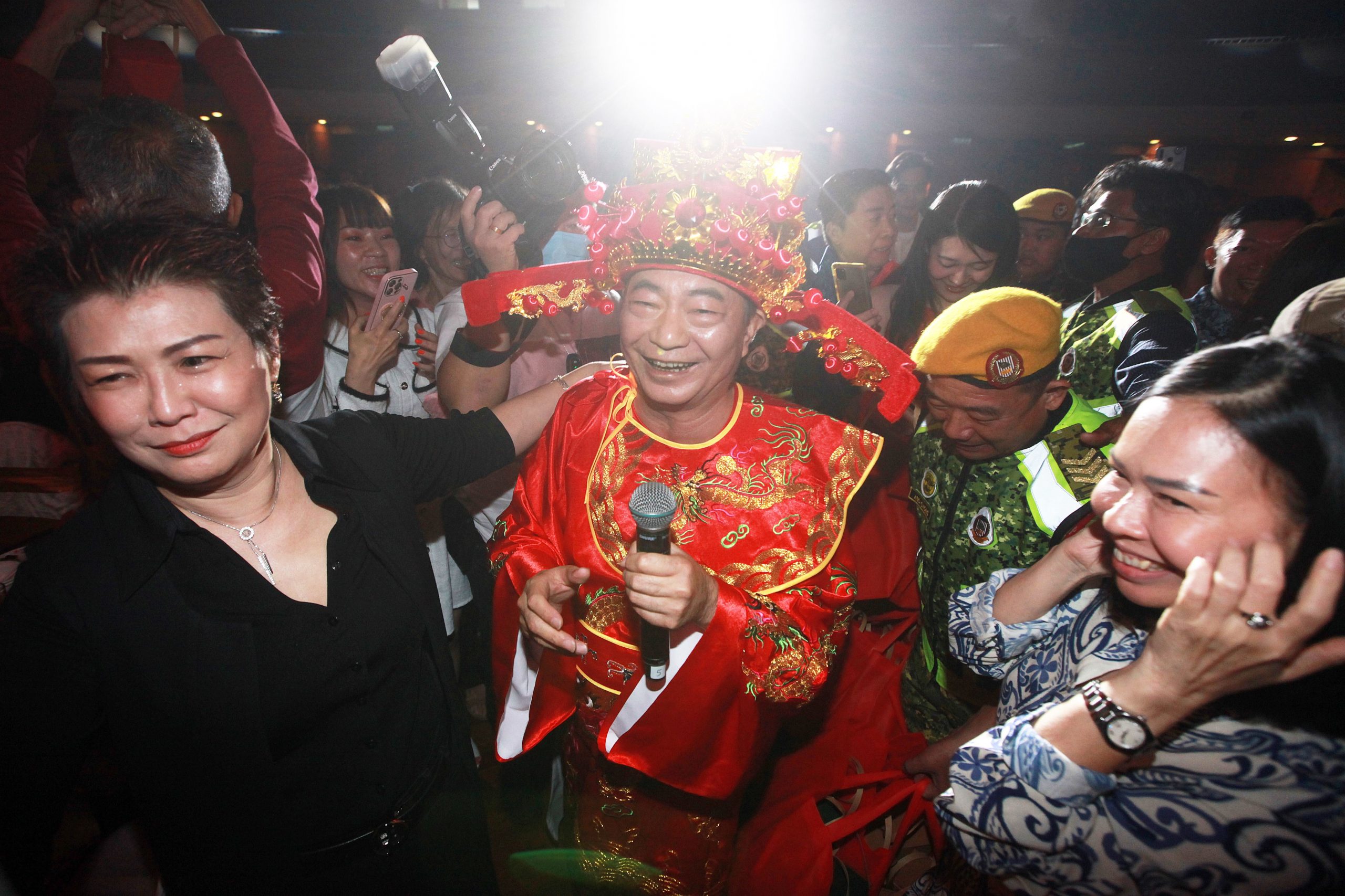 阿灿《笑KING唱》慈善演出唱到“没气” 杨紫琼妈妈献唱1曲筹得10万