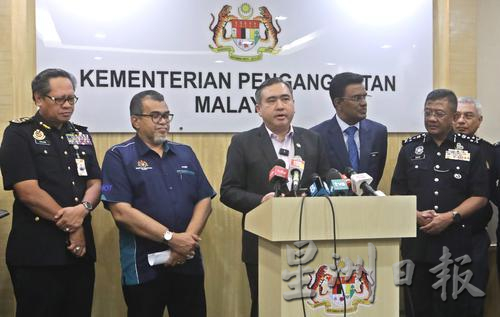 陆兆福:7类交通工具及驾照 目前须展路税贴纸及实体驾照