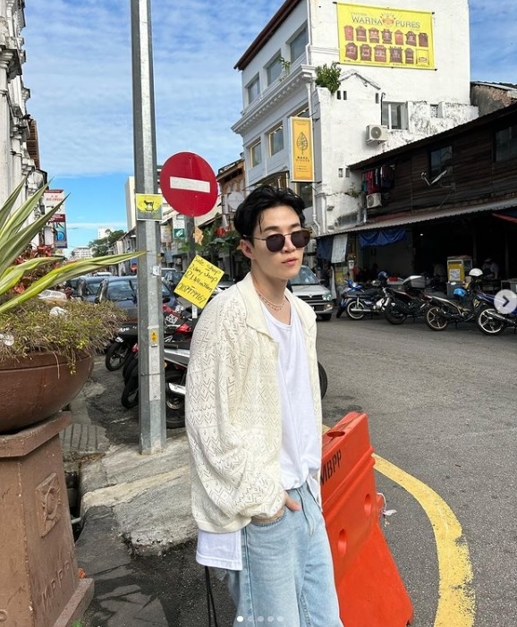 陈乔恩游槟城“带雨” “小太阳”Henry来了见阳光