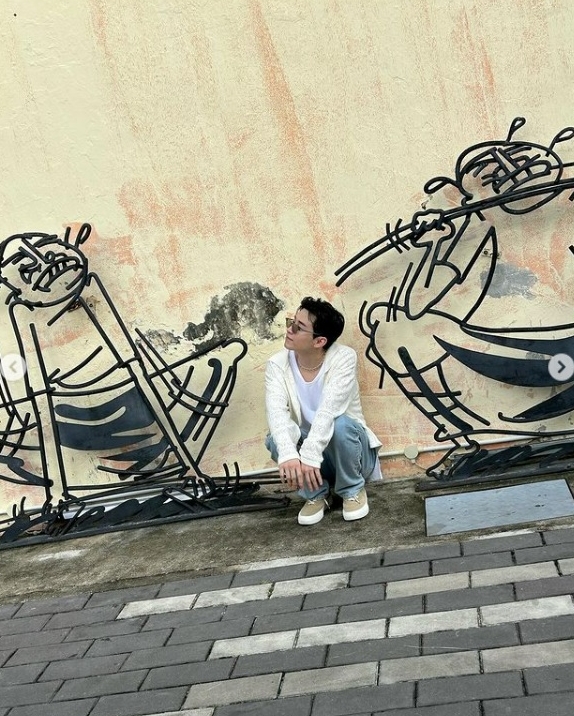 陈乔恩游槟城“带雨” “小太阳”Henry来了见阳光