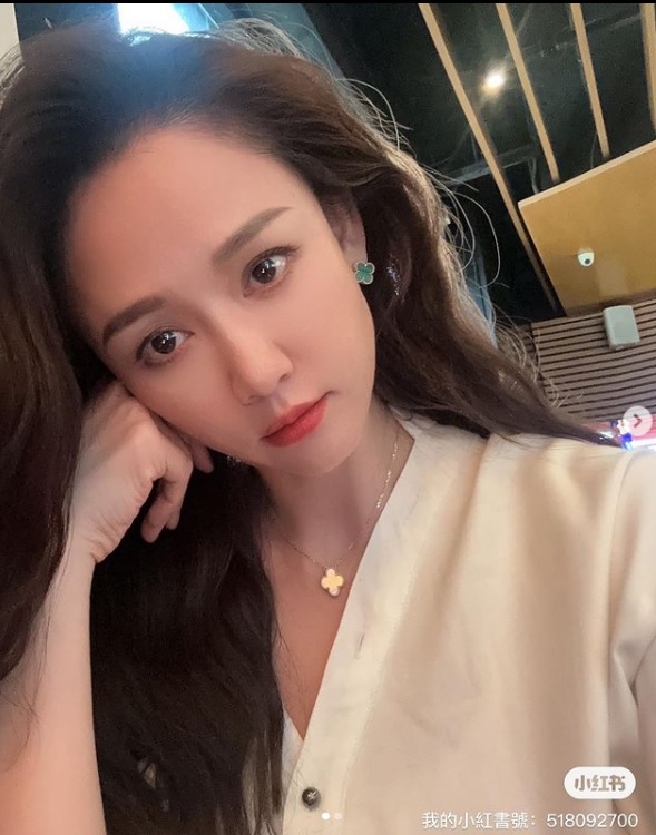 陈乔恩游槟城“带雨” “小太阳”Henry来了见阳光