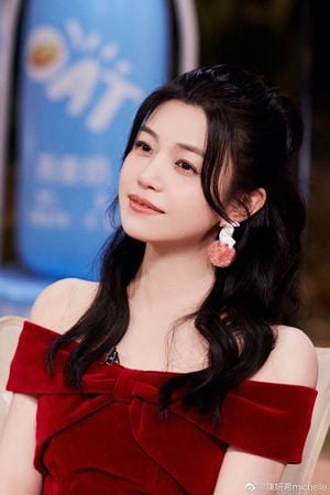  陈晓外出吃饭先帮老婆尝每道菜 陈妍希曝贴心原因