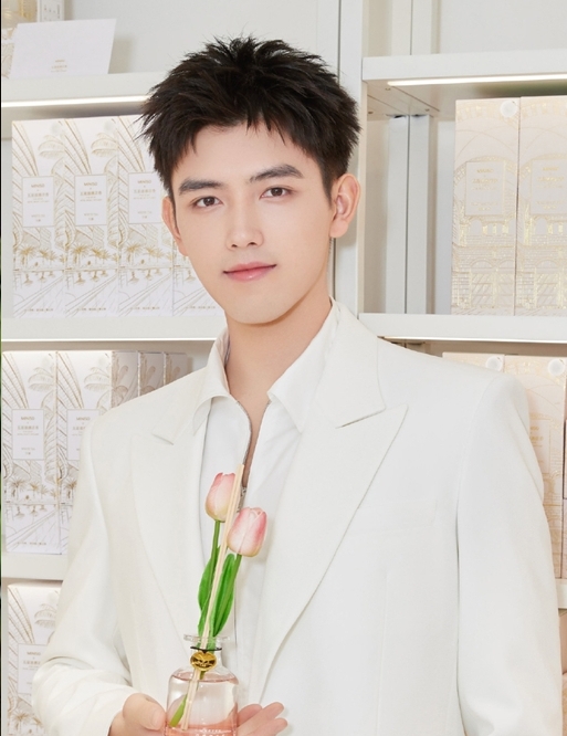 陈飞宇床照被设计?遭网美勒索128万搞不定